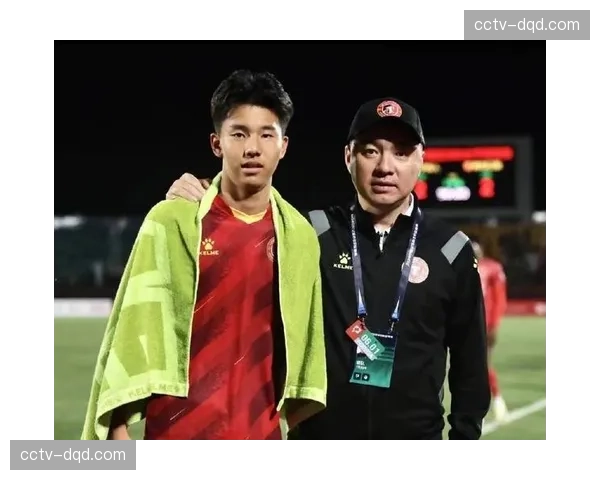 18岁中国前锋张家鸣加盟英超伯恩利U21梯队