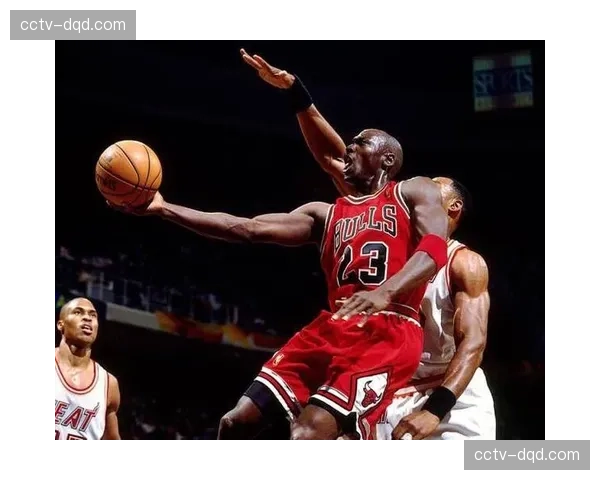 1990年今天乔丹因球衣被偷穿12号砍49分，历史瞬间回顾
