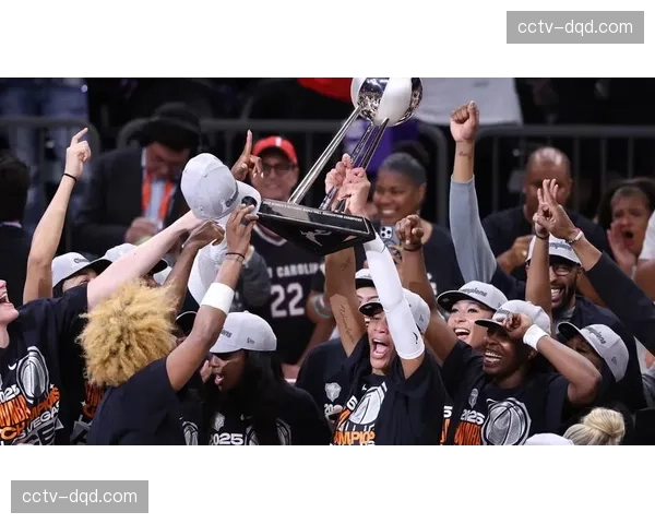 洛杉矶火花在季前赛揭幕战中85-79击败菲尼克斯水星 洛杉矶火花在季前赛揭幕战中85-79击败菲尼克斯水星